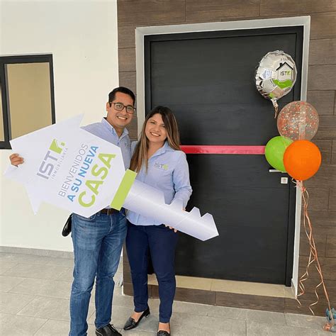 Bienvenidos A Su Nueva Casa Inmobiliaria Familia Feliz Bienes Raices