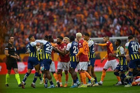 Football Fenerbah E Surprend Son Rival Galatasaray Et Entretient Le