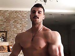 Muscle Hunk Posing Completely Naked ThisVid