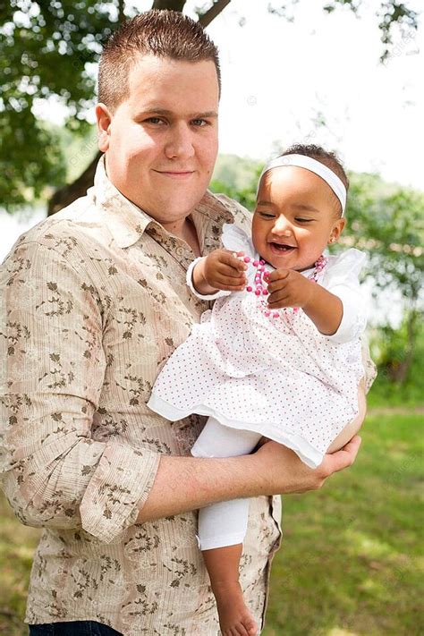 Fondo Padre Caucásico Y Su Familia Africana De Etnia Multirracial Foto