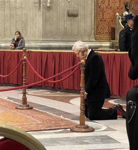 Vittorio Sgarbi In Ginocchio Davanti Alla Salma Di Joseph Ratzinger A