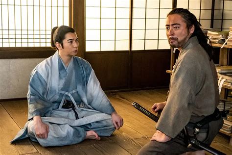 大河ドラマ「どうする家康」第19話。徳川家康（松本潤）の“お手付き”に、笑いをこらえられない服部半蔵（山田孝之・右）（c）nhk ― スポニチ