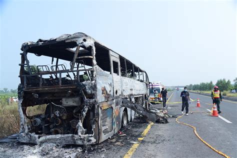 Autocarro No Paquist O Incendeia Se E Mata Pelo Menos Pessoas