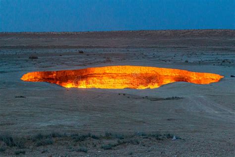 Darvaza (ou Derweze) - Turkmenistan Stock Photo - Image of landscape ...