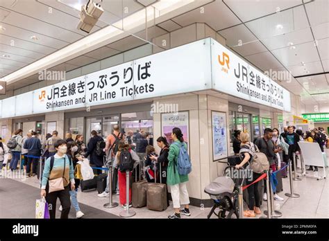 Gare De Tokyo Le Avril Les Voyageurs Font La Queue Pour Acheter