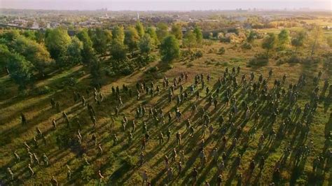 Огромная орда ЗОМБИ надвигается на мирный городок - Краткий пересказ ...