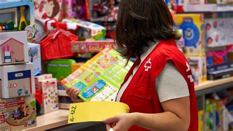 Cruz Roja Reparte M S De Juguetes Entre Ni Os En Catalu A