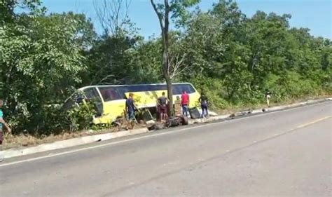 Batida Entre ônibus E Carro Deixa Um Morto E Cerca De 50 Passageiros