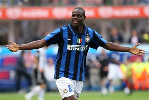 Mario Balotelli Assina Contrato E Muda De Clube Na Europa Mercado Do