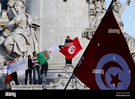 Los Tunecinos Y Sus Partidarios Se Manifiestan En París Francia El 15