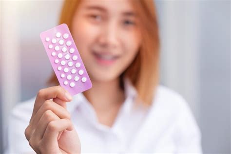 Une Adolescente Avec Des Pilules Contraceptives La Pilule Contraceptive