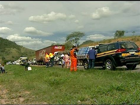 G1 Engavetamento entre 4 caminhões e um carro deixa ferido na BR 101