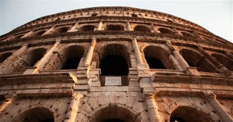 Un turist care și a scrijelit numele pe Colosseumul din Roma ar putea