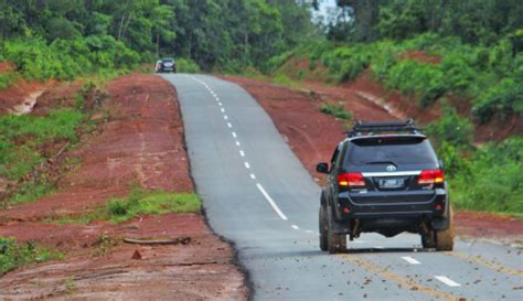 Menteri Basuki Akan Terus Tingkatkan Kualitas Jalan Perbatasan Di Papua