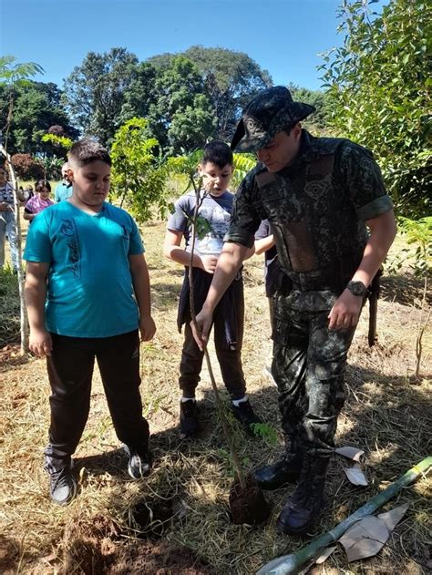 Jornal O Victoriano De Avar Alunos Participam De Plantio E Visita