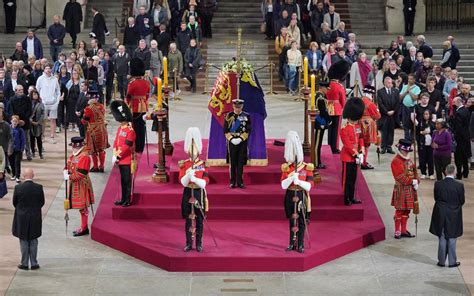 El Rey Carlos Iii Y Sus Hermanos Velan Por Isabel Ii En La Vigilia De