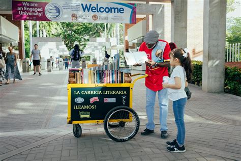 Lectores Encarretados Con Biblioteca Itinerante En Unimagdalena