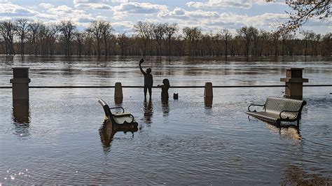 Mississippi River Flooding Prompts Evacuations Sandbagging