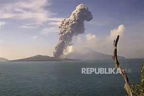 Gunung Anak Krakatau Erupsi Setinggi 1,5 Kilometer | Republika Online