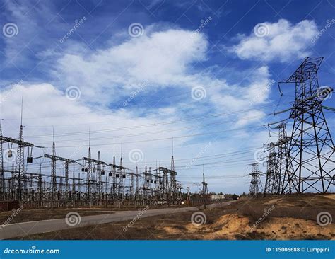 Linhas El Tricas De Alta Tens O Em Nuvens De Tempestade Foto De Stock