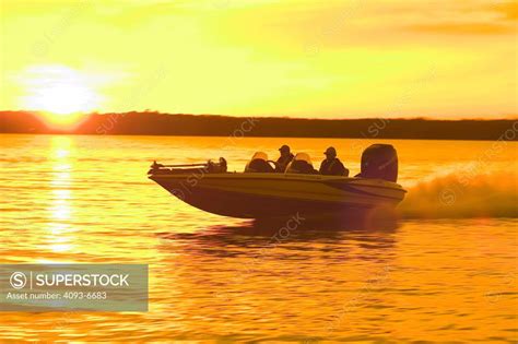 Bass Boat Triton Outboard Motor Spray Superstock