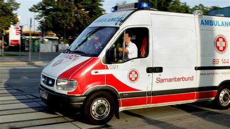 Einsatzfahrzeug überschlägt sich Fünf Menschen verletzt