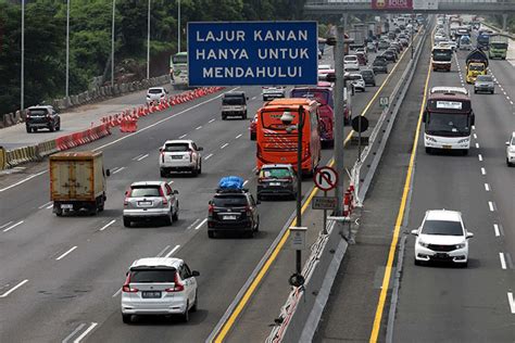 Suasana Ruas Tol Jakarta Cikampek Ramai Lancar