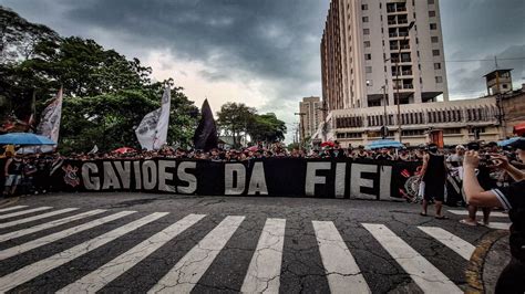 Torcida Do Corinthians Protesta Em Frente Ao Parque S O Jorge Fora