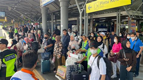 Kepadatan Penumpang Pada Hari Ke 5 Arus Balik Lebaran Di Daop 8