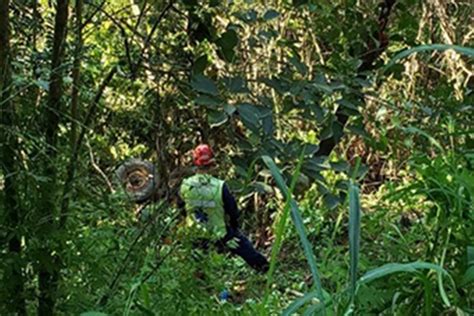 Santa Catarina homem morre após trator capotar e cair em ribanceira