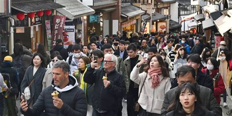 Inflación en Japón alcanza su nivel más bajo en 16 meses a medida que