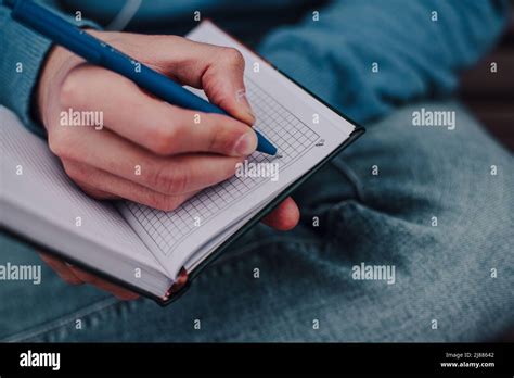 Jeune Gay Hipster Gar On Avis Des Id Es Siting Dans Un Parc Et Couter De La Musique Par Des