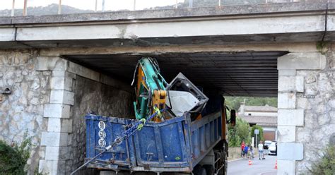 Guilherand Granges Un Camion Sencastre Sous Un Pont Sncf