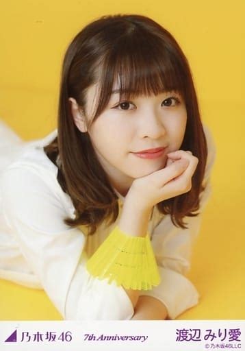 駿河屋 渡辺みり愛レアカット上半身・衣装黄色・「7th Anniversary」乃木坂46 2019年2月ランダム生写真（女性生写真）