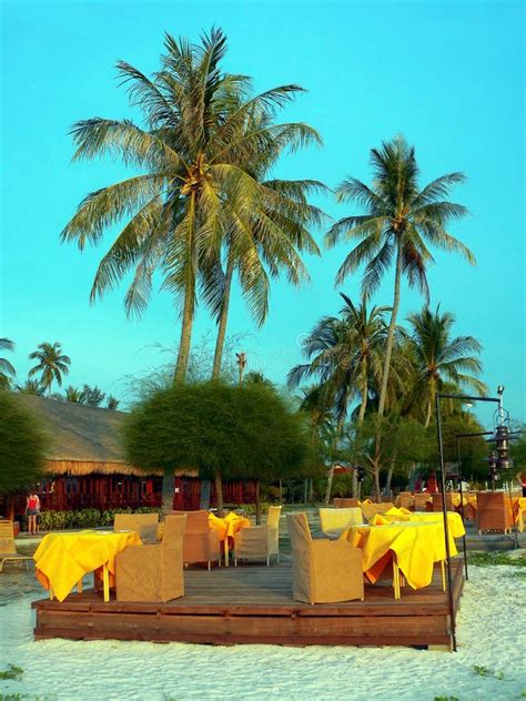 Playa De Langkawi Kajak Canoa En La Puesta Del Sol Foto De Archivo