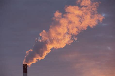 Da Chamin Redonda Do Tijolo O Fumo Vem Imagem De Stock Imagem De