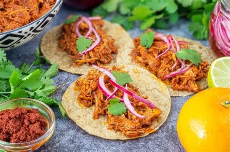 Cochinita pibil plato típico mexicano de tacos para hacer en casa