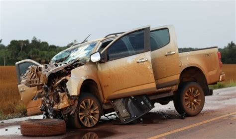 Grave Acidente Duas Caminhonetes Deixa Um Bito Olho Vivo Mato Grosso