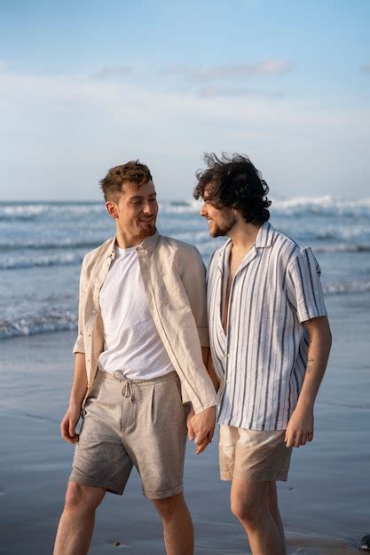 Casal Gay De Vista Lateral Na Praia Foto Premium