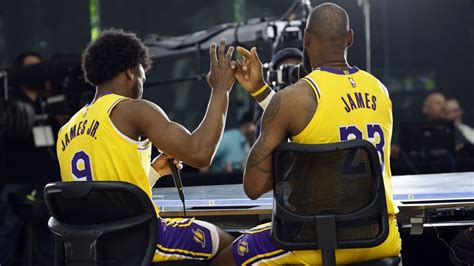 Lebron James E O Filho Bronny Se Divertem Em Evento Do Lakers Veja