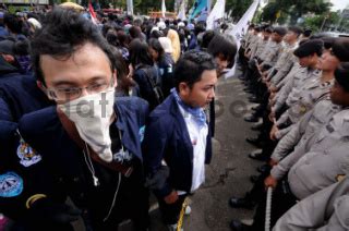 Unjuk Rasa Mahasiswa Trisakti Di Depan Istana Merdeka Datatempo