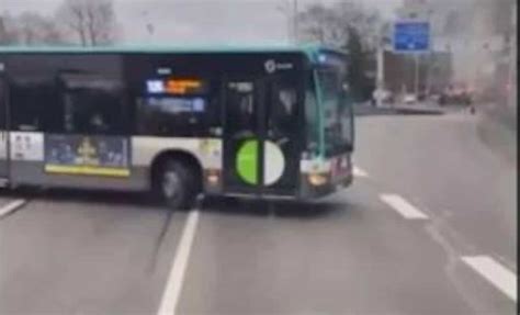 A Contresens Sur Le P Riph Rique Parisien Ce Bus De La Ratp Fait Demi