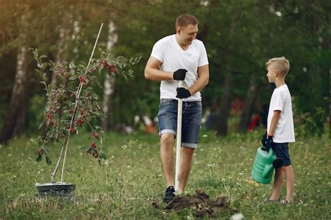 P Re Avec Petit Fils Sont En Train De Planter Un Arbre Sur Une Cour