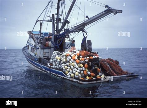 Salmón Cerquero Barco Pesquero Cargado Con Pesadas Y Redes De Peces En