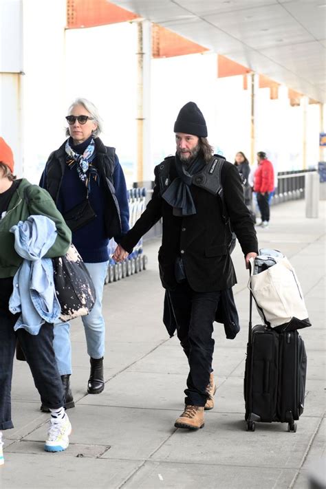 Keanu Reeves Y Su Novia Alexandra Grant Looks De Aeropuerto En