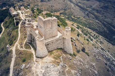 vista aérea transversal del castillo medieval de Rocca Calascio Abruzos