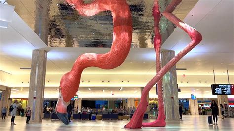 Riesen Flamingo In Einem Flughafen In Florida Von Matthew Mazzotta