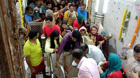 On The Second Monday Of Sawan The Crowd Of Devotees Gathered In The Shiva Temple सावन के दूसरे