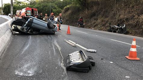 Carro Bate Em Poste E Fica Destru Do Ap S Racha Entre Dois Ve Culos