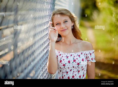Jeune Fille Aux Cheveux Blonde Banque De Photographies Et Dimages Haute R Solution Alamy